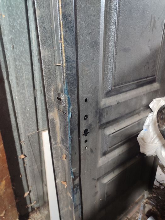 Темір есік ручкасы жоқ