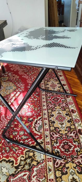 Стъклено бюро с мотив на карта на света