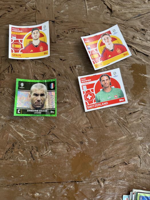 Vand cartonase de fotbal cu 4 euro 2024 sticljere