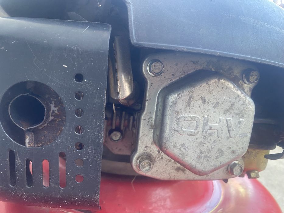 Masina de tuns iarba pe benzina