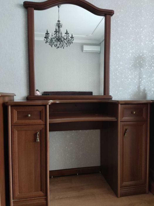 Продам дамский столик с зеркалом