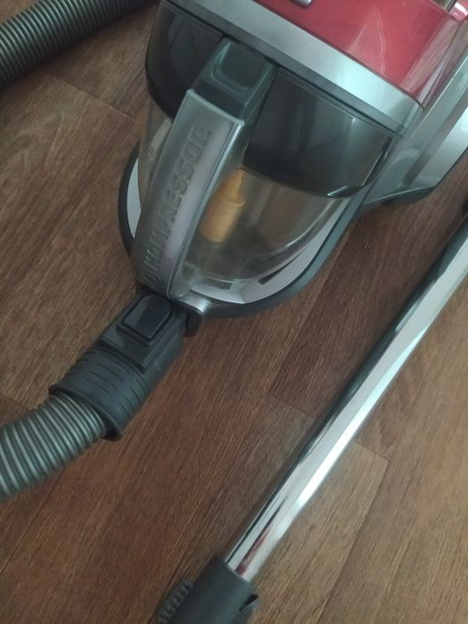 Пылесос LG с пылесборником контейнер.