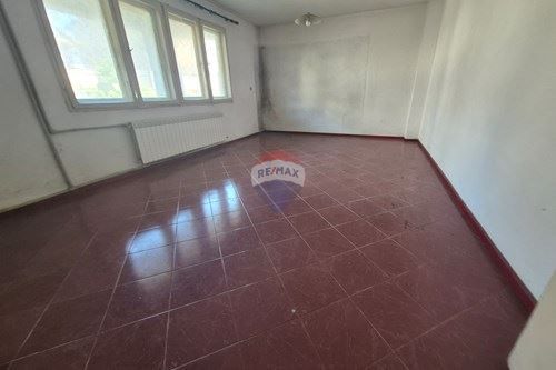 Самостоятелна къща в град Аксаково