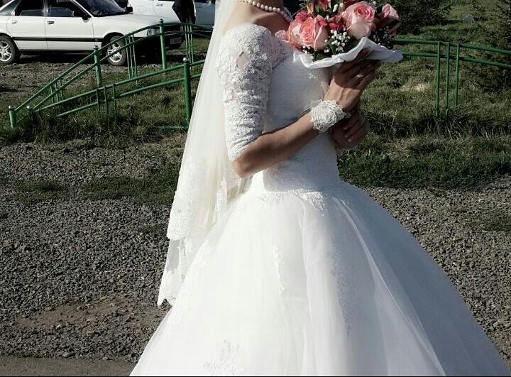 Свадебные платья;30000 т 42-44 размер.