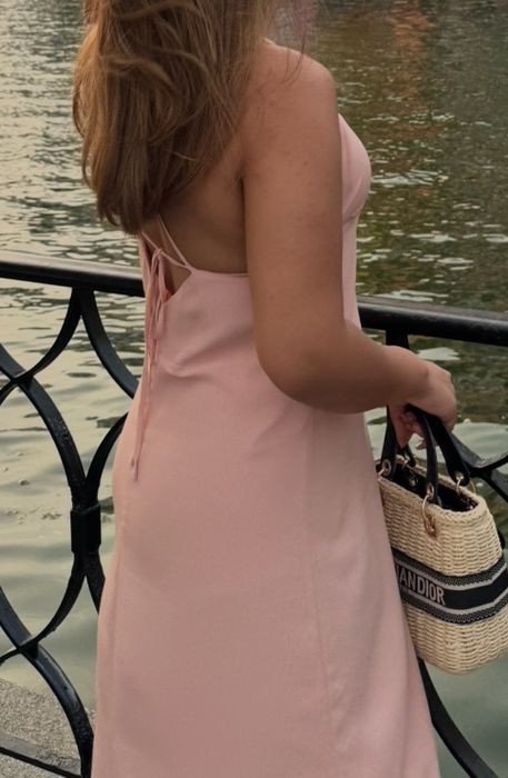 Нежно-розовое платье