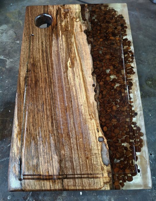 Дъска за вкусни мезета и сервиране  от дърво и епоксидна смола