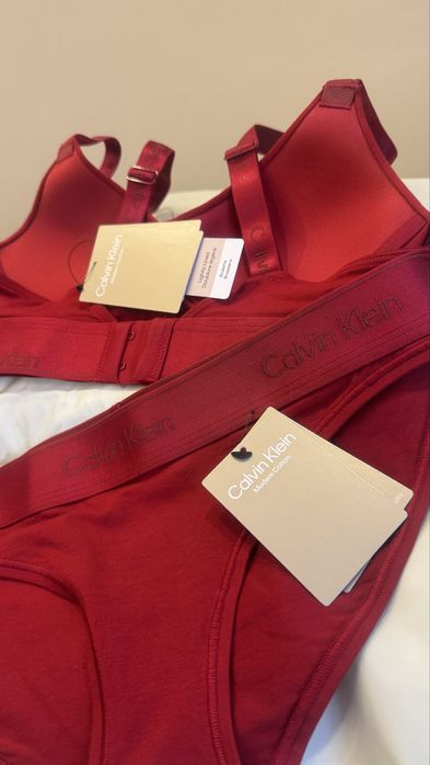 Трусы и бюстгалтер от Calvin Klein