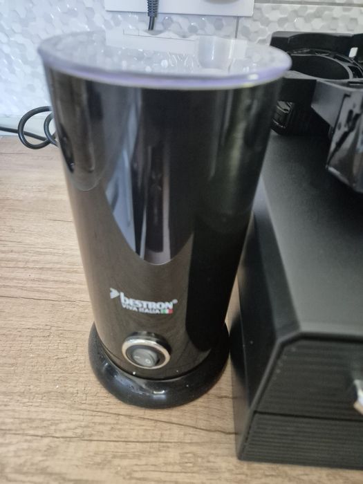 Vand expresor de cafea,spumantor de lapte, cutie capsule