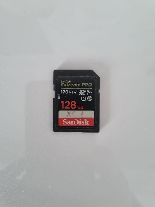 Canon EOS R cu adaptor EF,  card SDXC 128GB si 5 acumulatori originali