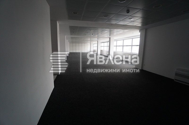 Офис в бизнес сграда