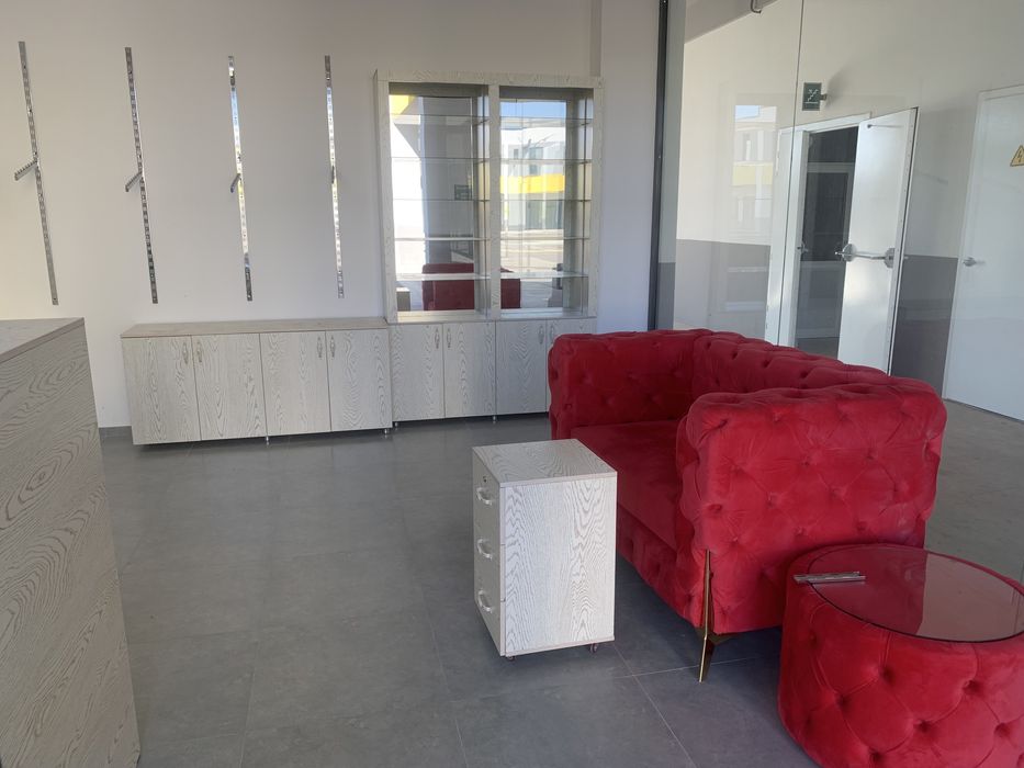 Ассалому алайком. Кийим дукон учун Витрина сотилади