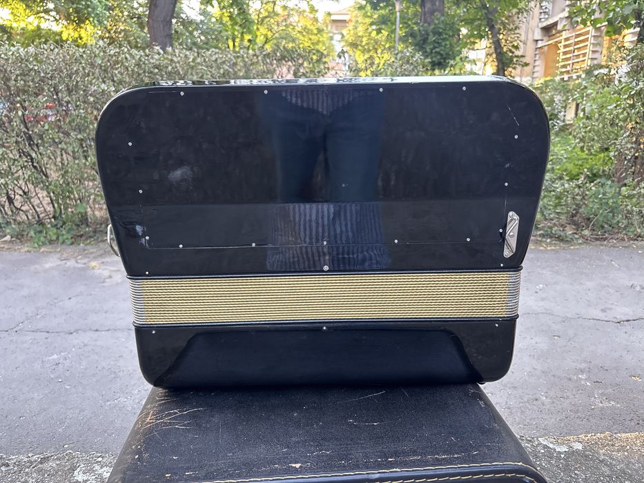 Acordeon acordion Hohner Riviera 5 cu 120 de basi