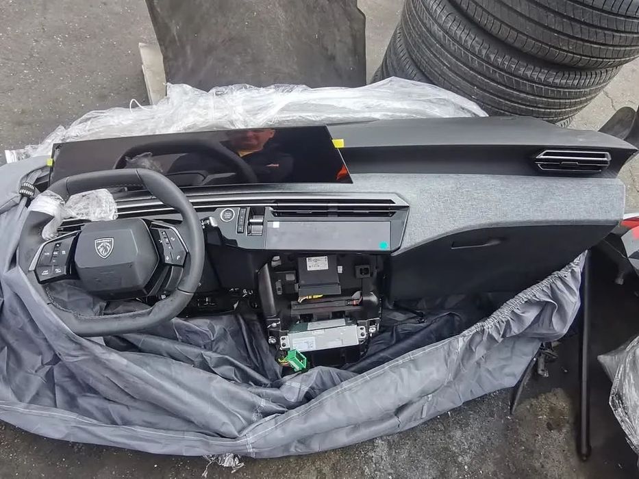 Plansa bord Peugeot 5008 2024 in stare excelenta
