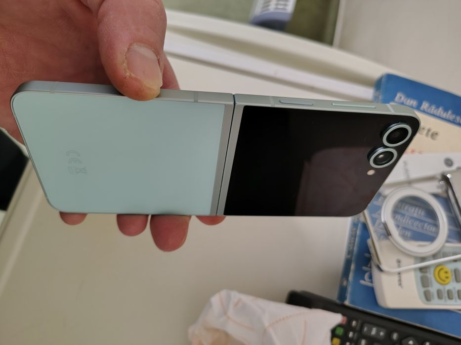 Vând Samsung  Galaxy Flip 6