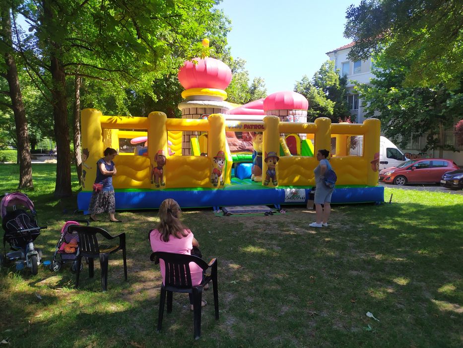 Надуваема пързалка, батут, атракциони