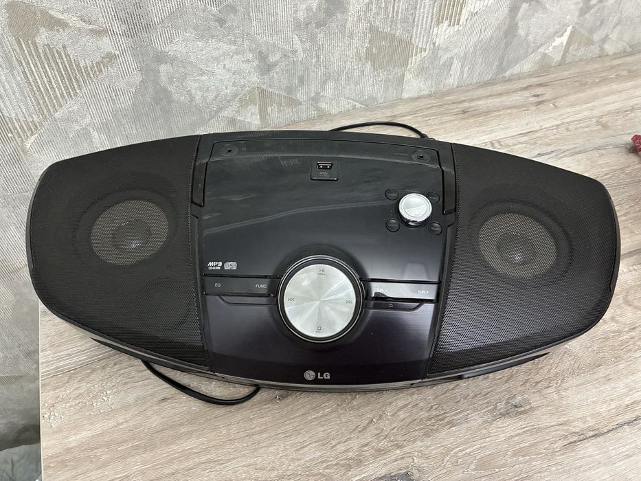 Магнитофон LG.