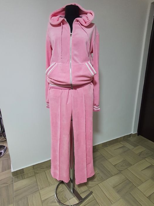 Trening catifea cu hanorac cu dungi albe si pantaloni model drept