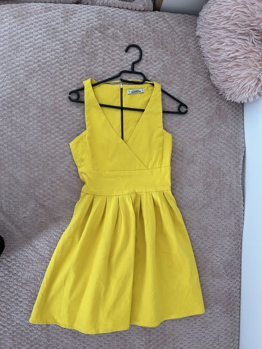Жълта рокля размер ХС PullBear
