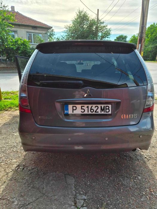автомобил Mitsubishi Grandis