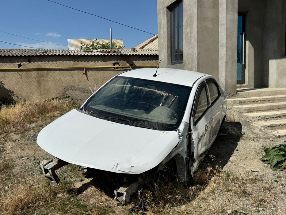 Продам по запчастям кобальт стойки пороги целые