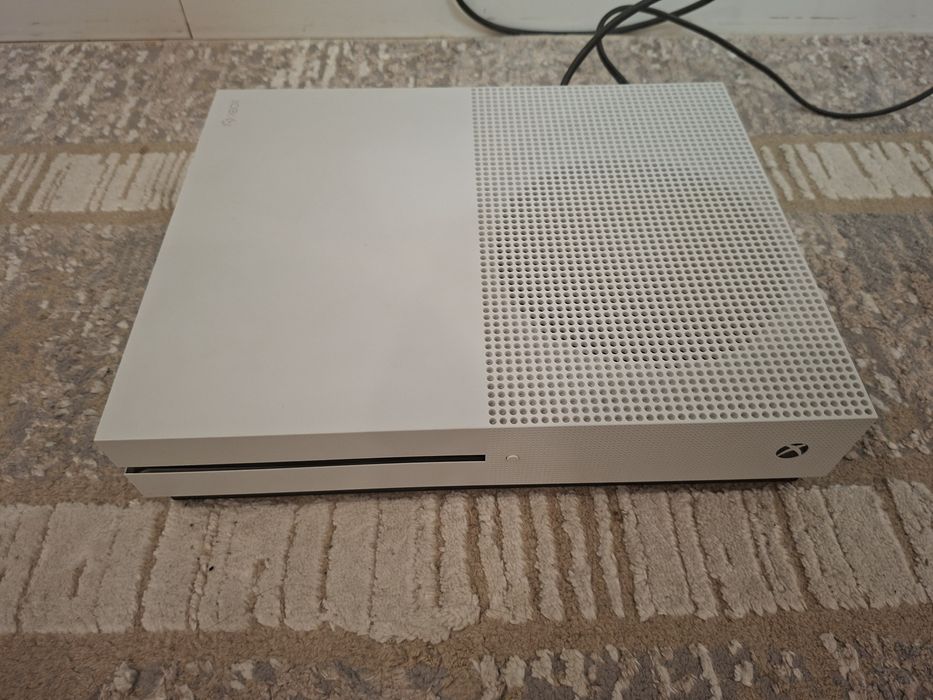 Продаю XBOX ONE S 1TB б/у