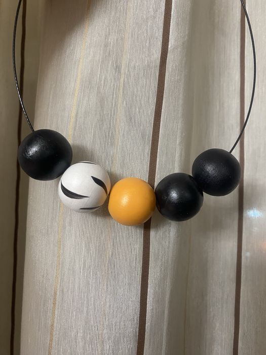 Colier cu margele de lemn pictate manual