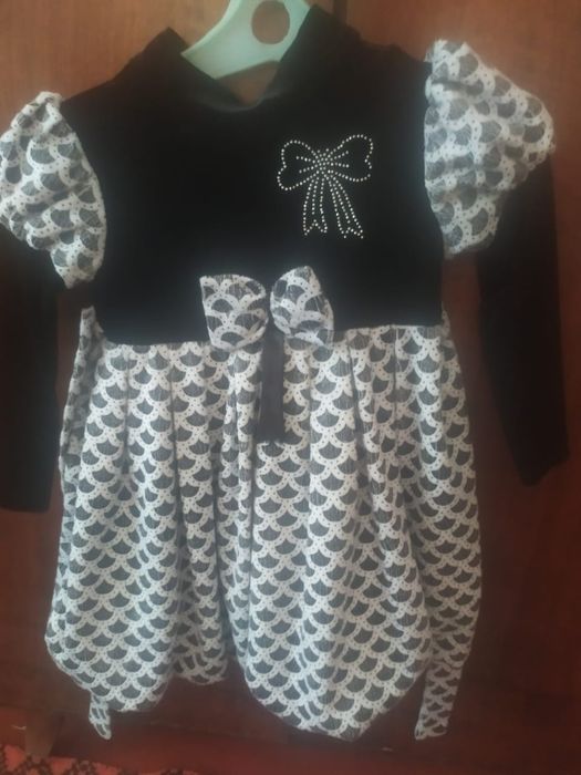 Продам детские платья б/у