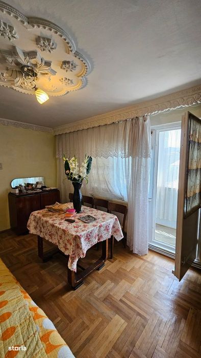 Apartament 3 camere, zona Scoala nr. 1, decomandat, spatios