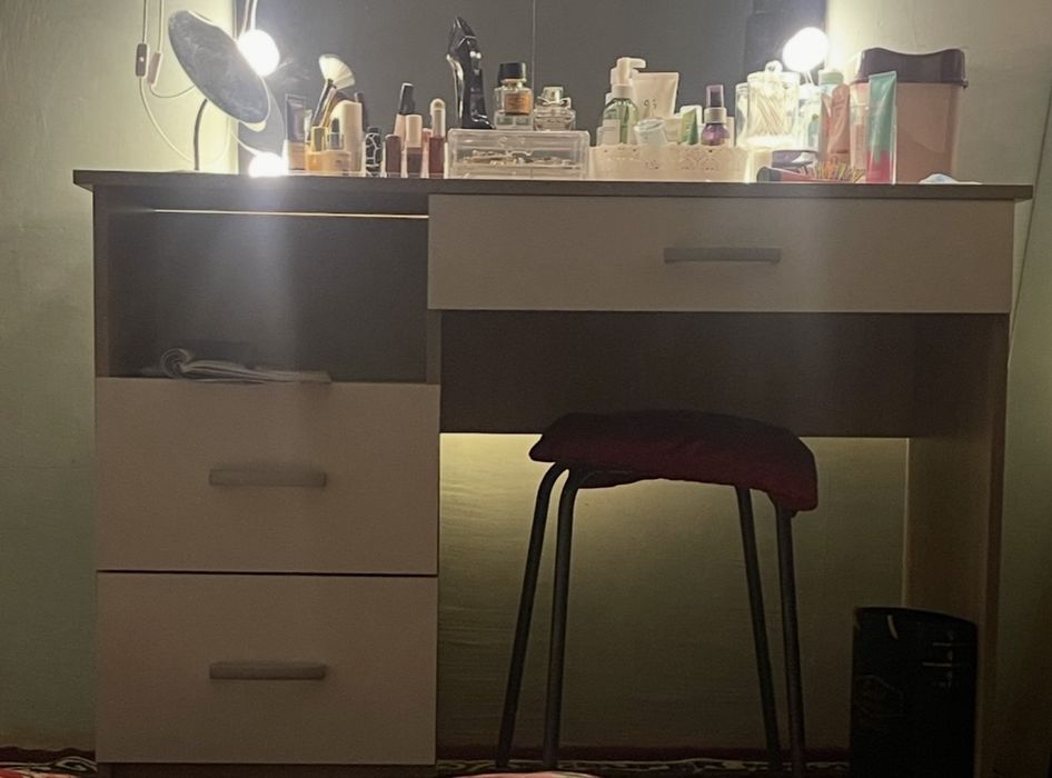 Стол для работы, для макияжа