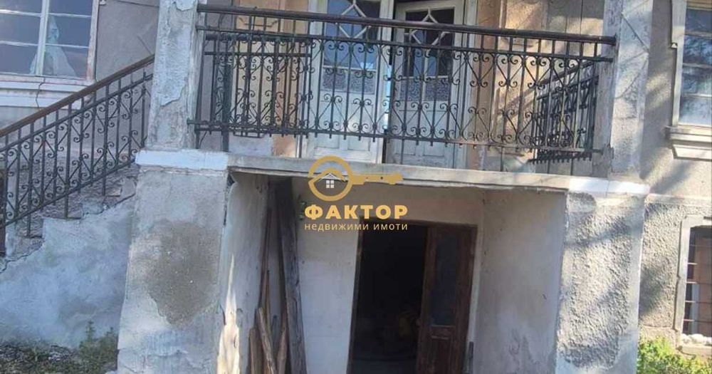Двуетажна къща в с. Чешнегирово