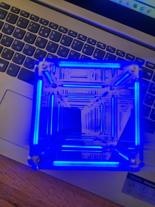 Четырехмерный  креативный куб для рабочего стола. Выглядит эффектно