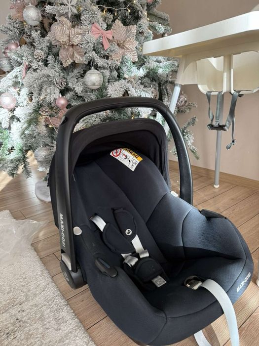 Продавам бебешка кошница за кола Maxi Cosi