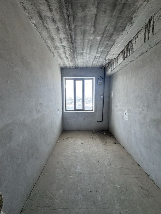 2 qavatda 3 xonali 76 kvadrat kvartira sotiladi