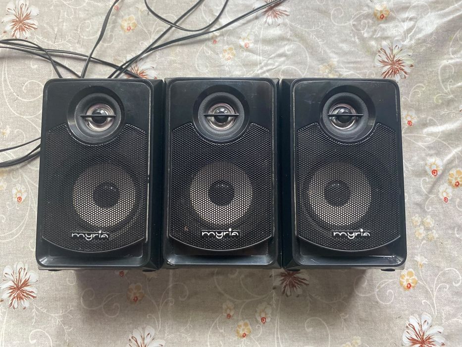 Vând 5 boxe și un mixer