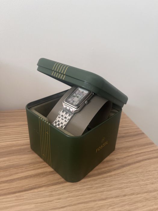 Часовник Fossil с кристали