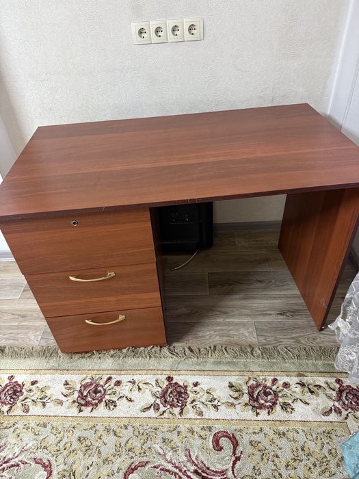 Продам срочно стол
