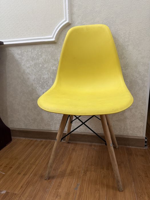 Стулья разноцветные