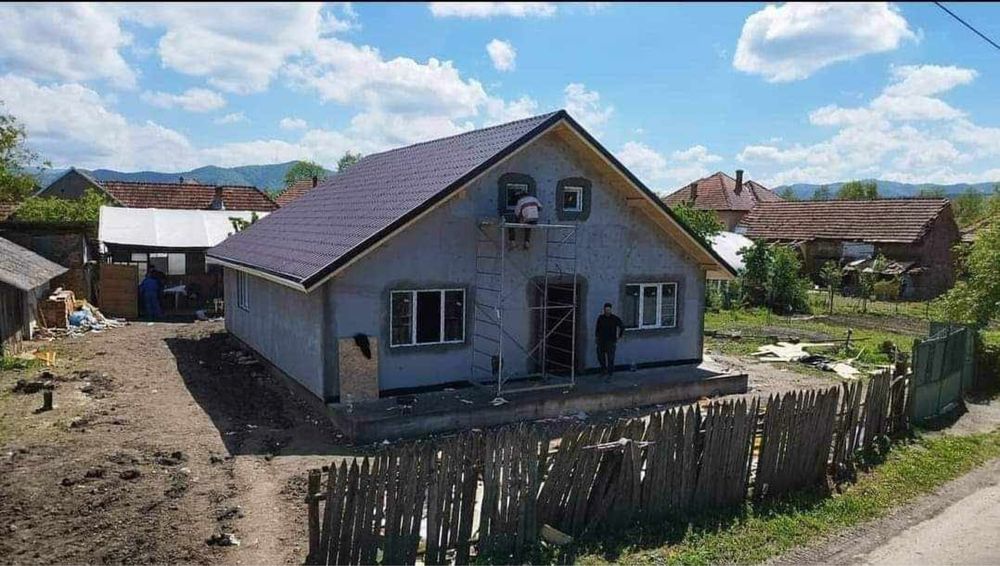 Vand case din panouri sandwich pe structura metalică