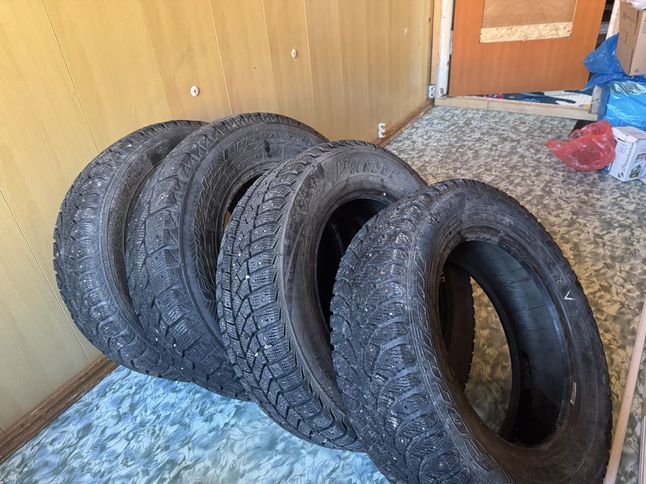р15 шиповоные шины. в хорошем состоянии.