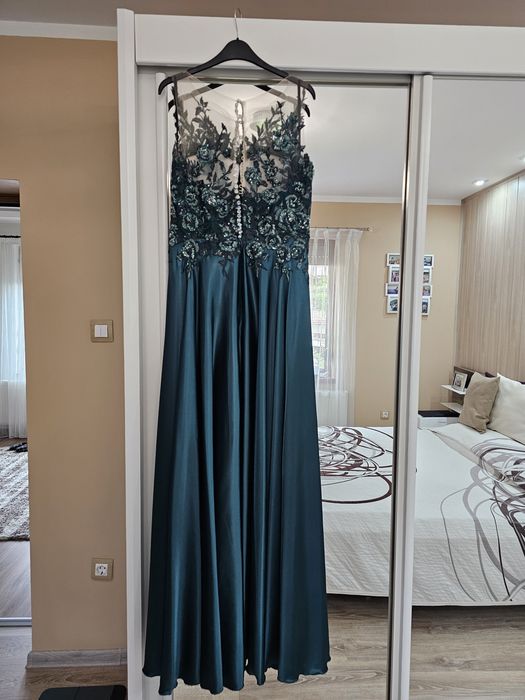 Елегантна сатенена рокля в тъмно зелен цвят