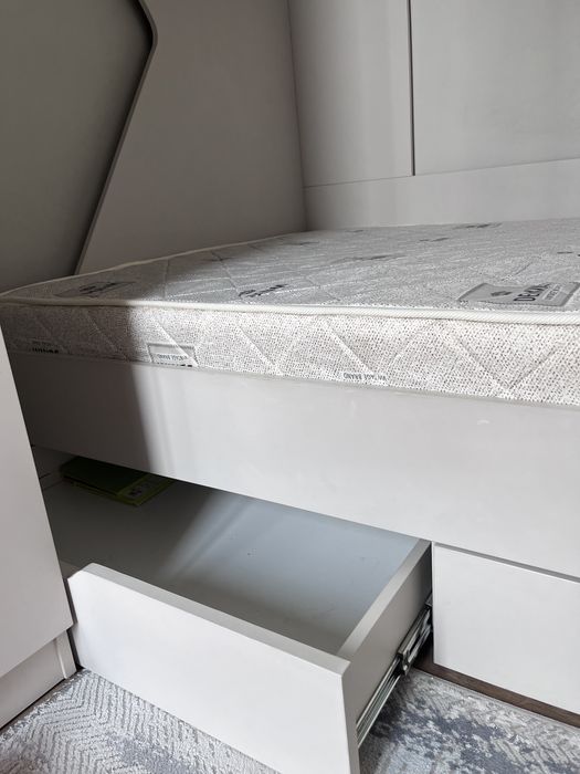 Двухярусная детская кровать с матрасом