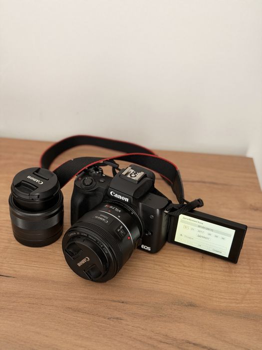 Продам Фотокамеру Canon EOS M50