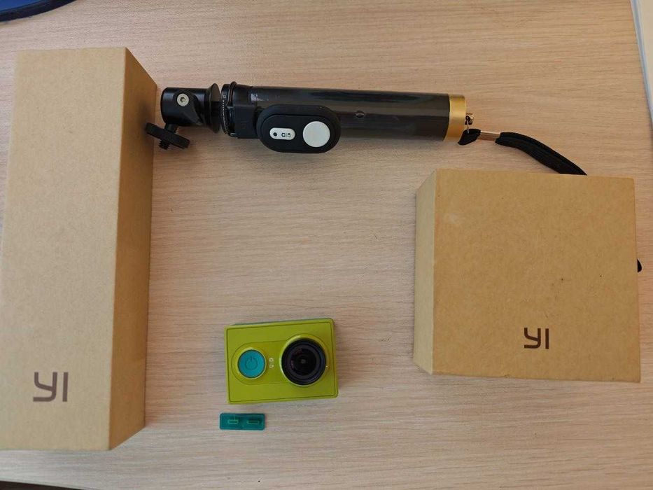 Продавам YI Action Camera Full HD 1080 + selfie stick YI оригинален с bluetooth спусък