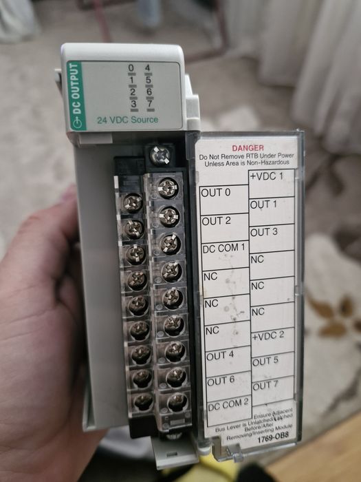 Vând modul de ieșiri digitale de mare putere Allen-Bradley Compact I/O, model 1769-OB8 (Seria A, F/W 3.1).