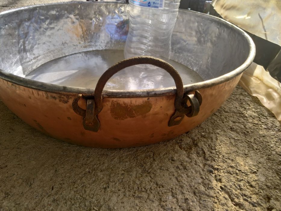 Продавам огромна масивна медна тава тежка и масовна Уникална