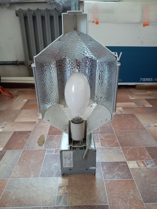 Продам Прожектор тепличны  тепловой