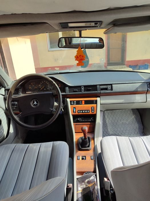 Mercedes Benz w124 e 200.