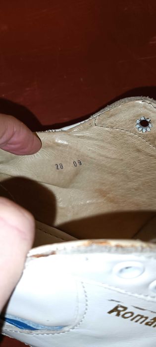 Adidași MApN din piele – albi, bandă laterală tricoloră – mărimea 28