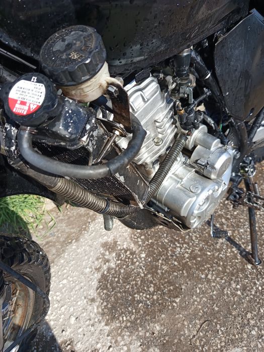Продавам кросов мотор с двигател на атв honda 200cc.