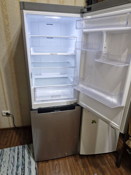 Продаю Холодильник с нижней морозильной камерой SAMSUNG RB29FSRND 290л